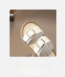 Vue détaillée des sandales pour filles crème avec boucles dorées et similicuir de qualité