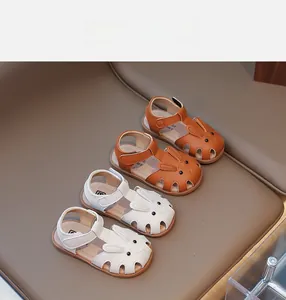 Détail de sandales d'été pour filles avec oreilles de lapin mignonnes et design ajouré aéré