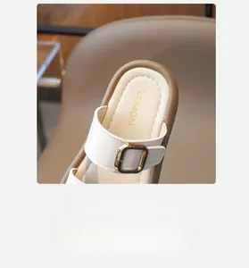 Détail de sandales beiges pour filles avec boucle dorée et semelle souple LEMON
