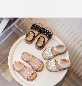 Vue détaillée des sandales d'été à fleurs pour filles en noir, rose et beige perlé
