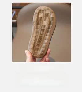 Détail de semelle de pantoufle pour fille avec texture antidérapante et gravure