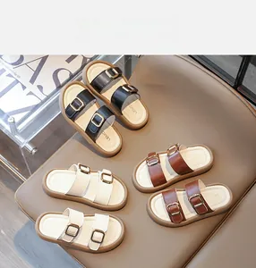 Vue détaillée des sandales pour enfants à double boucle en noir, beige et marron chic