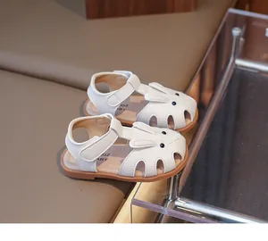 Détail de sandales blanches pour filles avec oreilles de lapin 3D et semelle antidérapante