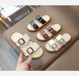 Vue détaillée de sandales pour enfants avec double bride, boucles d'or et semelle souple