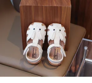 Vue détaillée de sandales pour bébés filles avec motif lapin 3D et bride velcro au talon