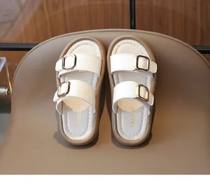 Vue de dessus de sandales blanches pour enfants avec boucles dorées et semelle citron
