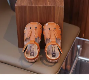 Détail de sandales bébé lapin en cuir orange avec des coutures et finitions précises