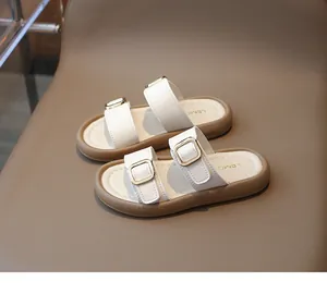 Vue détaillée de sandales fille à doubles brides avec boucles dorées et texture cuir