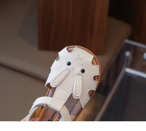 Gros plan de sandales pour enfants avec oreilles de lapin 3D et broderies détaillées