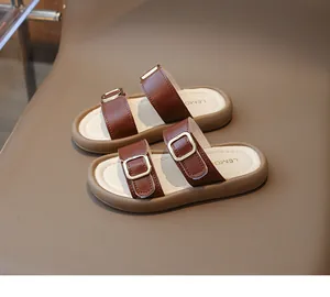Détail de sandales brunes pour filles avec boucles dorées et semelle imprimée LEMON