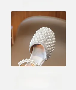 Detail von Mädchen Prinzessin Schuhen mit silberner Basis und Perlen- und Strassverzierung