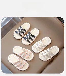 Sandali estivi da bambina con perle in tre colori: nero, beige e rosa cipria