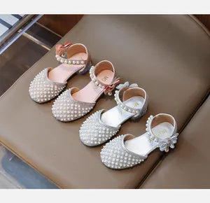 Detailansicht der Mädchen Prinzessinnenschuhe mit Perlenverzierung und Blumenakzenten