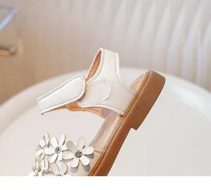 Détails de sandales à fleurs avec marguerites en cuir et brides velcro pour petite fille