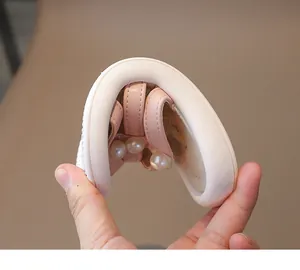 Dettaglio della suola morbida e flessibile dei sandali rosa per bambine con perle