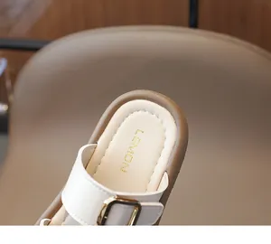 Détail de sandales pour filles beige avec boucles dorées et semelle intérieure kaki