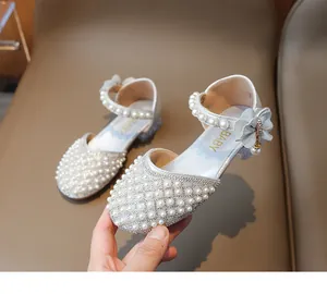 Details silberner Prinzessinnenschuhe für Mädchen mit Perlen, Pailletten und Strass-Blume