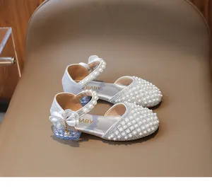 Detail von silbernen Glitzer-Sandalen für Mädchen mit Perlen, Strass und Netzblume