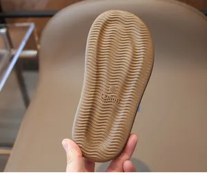 Détail de la semelle en caoutchouc antidérapante pour sandales fille avec logo Lemon