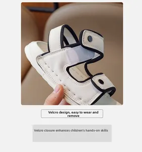 Gros plan sur des sandales enfant en cuir blanc avec velcro double et semelle épaisse