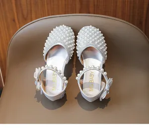 Detailansicht der silbernen Prinzessinnenschuhe für Mädchen mit Perlen und Strass