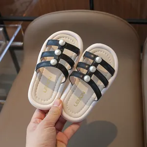 Sandali alla moda per bambine con decorazioni in perle e cinturini neri incrociati