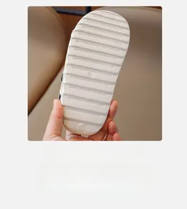 Détail de la semelle antidérapante blanche avec texture ondulée pour sandale enfant