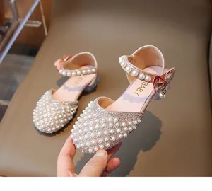 Detail von rosa Mädchen Prinzessinnenschuhen mit Perlen, Strass und Schleifenakzent
