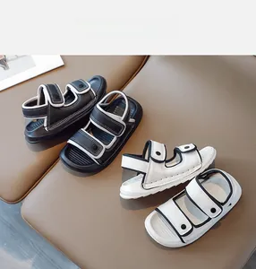 Détail de sandales enfant à scratch avec doubles brides et semelle sport souple antidérapante