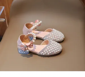 Detail von rosa Mädchen Prinzessin Schuhen mit Perlen, Strass-Schleife und Kristallabsatz