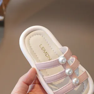 Sandali rosa da bambina con cinturini di perle e suola morbida per mare e città