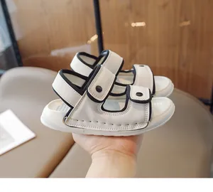 Détails des sandales enfant avec bandes velcro, liseré contrasté et semelle souple
