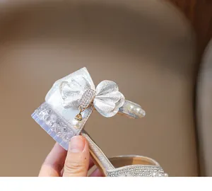 Detailaufnahme silberne Prinzessin Sandalen mit Perlenbogen und Kristallabsatz