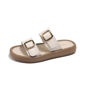 Sandales fille tendance avec double bride beige et boucles dorées sur semelle épaisse