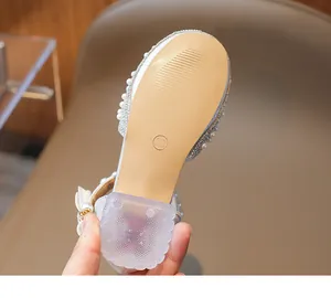 Detailansicht der silbernen Mädchen-Prinzessin-Schuhe mit Größe 28 und rutschfester Sohle