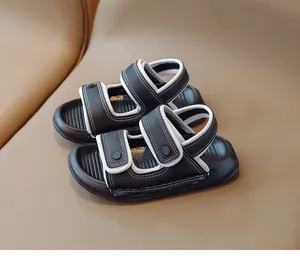 Détail de sandales noires pour enfants avec bordure blanche et semelle intérieure antidérapante