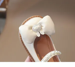Détail de chaussure Mary Jane crème pour fille avec nœud, lapin strass et bride perle