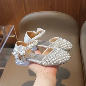 Silberne Prinzessin Sandalen für Mädchen mit Perlen, Blumen und transparenten Absätzen