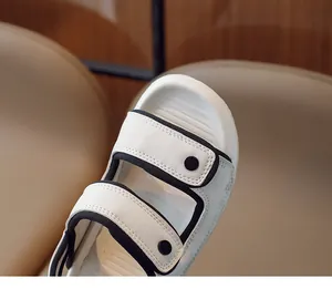 Détail de sandales blanches pour enfants avec bandes velcro et semelle intérieure antidérapante