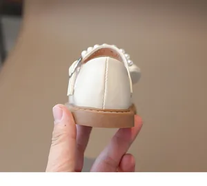 Détail de ballerines Mary Jane crème pour filles avec bride perlée et semelle en gomme