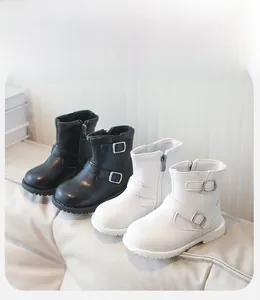 Détail de bottines pour filles en cuir mat avec fermeture éclair latérale et boucles métal