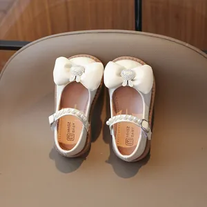 Élégantes chaussures Mary Jane crème pour filles avec gros nœud et bride perle