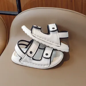 Sandales de sport blanches pour enfants avec semelles souples et brides réglables en velcro