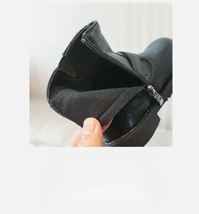 Détail des bottines noires pour filles avec doublure en maille et fermeture éclair