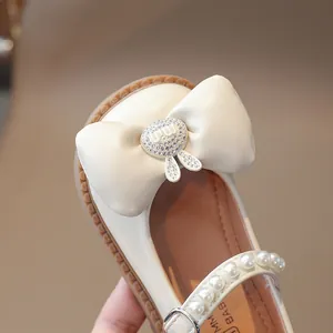 Chaussures Mary Jane crème pour filles avec nœud, sangle en perles et décor lapin
