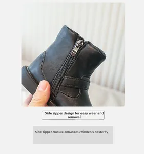 Détail de la texture en cuir noir et de la fermeture éclair sur les bottines enfant