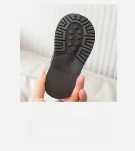 Détail de la semelle antidérapante de bottines pour filles avec taille 23 et texture adhérente