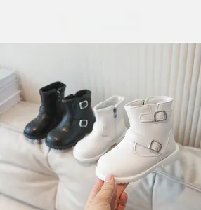 Détail montrant les boucles métalliques et le zip sur ces bottes en cuir pour filles