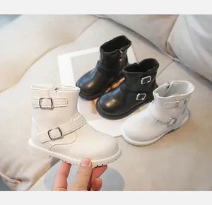 Détail de bottines pour filles avec fermeture éclair latérale et boucles métalliques
