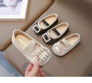 Detalle de zapatos Mary Jane de tweed para niñas con hebilla de perlas y strass fino
